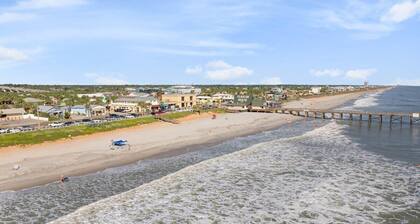 Pet-friendly condo in Flagler, pool, walk to beach!