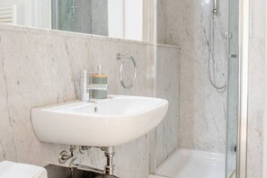 Dusche, Haartrockner, Bidet, Handtücher