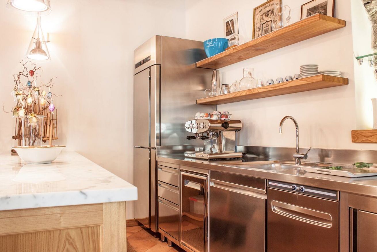 Kühlschrank, Mikrowelle, Wasserkocher, Kochgeschirr/Geschirr/Besteck