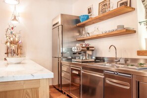 Frigorifero, microonde, pentole/stoviglie/utensili