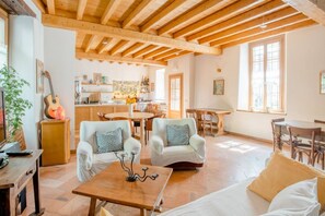 Smart TV, fireplace, books