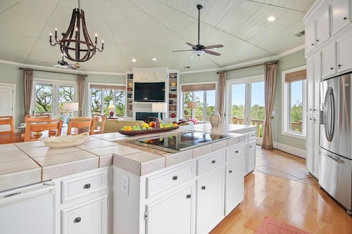 Paradise Found- Stunning Ocean views + Unique Home