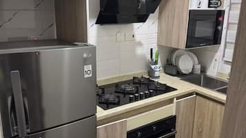 Refrigerador, microondas, horno y parrilla de estufa