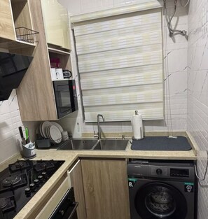 Geladeira, micro-ondas, fogão, cooktop