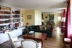 Fernseher, Kamin, DVD-Player, Stereoanlage