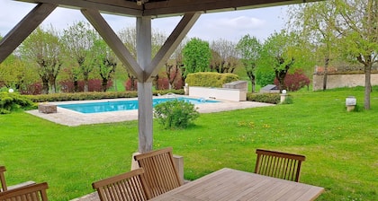 Domaine des Tilleuls - Grand Jardin avec Piscine privée sur le Canal de Bourgogne