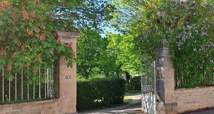Domaine des Tilleuls - Grand Jardin avec Piscine privée sur le Canal de Bourgogne