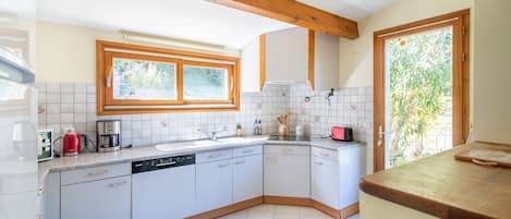 Een koelkast, een magnetron, een oven, een vaatwasser