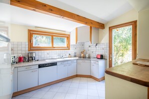 Een koelkast, een microgolfoven, een oven, een vaatwasser