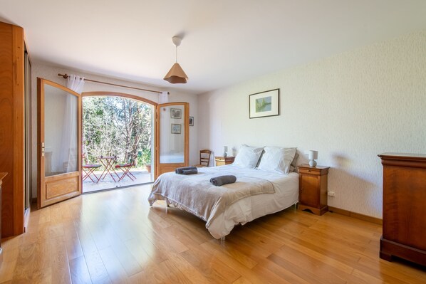 5 slaapkamers, een strijkplank/strijkijzer, gratis wifi, beddengoed