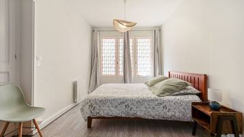 2 slaapkamers, een strijkplank/strijkijzer, gratis wifi, beddengoed