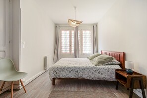 2 slaapkamers, een strijkplank/strijkijzer, gratis wifi, beddengoed