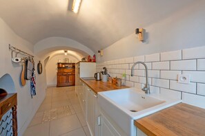 Een koelkast, een microgolfoven, een oven, een vaatwasser
