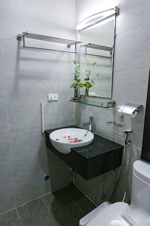 Habitación básica | Baño | Artículos de higiene personal gratuitos, secador de pelo y zapatillas