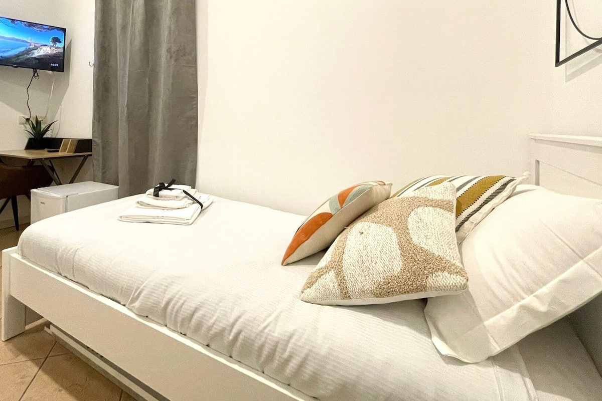 Single Room | Iron/ironing board, free WiFi