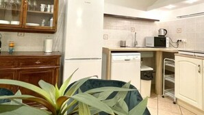 A compact kitchen with a microwave, toaster, and a small sink. - BARI ROOMS Abate Gimma (Bari)