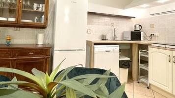 Dormitori compartit | Cuina compartida | Frigorífic, placa de cuina i utensilis de cuina, vaixella i coberteria