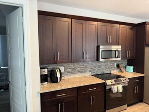 Four à micro-ondes, un four, surface de cuisson, lave-vaisselle