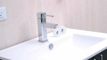 Badewanne, Handtücher, Seife, Toilettenpapier