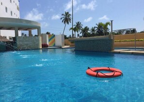 2 outdoor pools