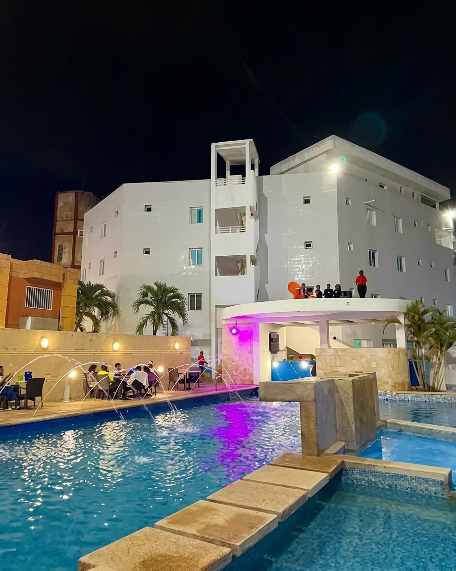 Un hôtel doté de plusieurs piscines, d’un espace couvert et d’un bâtiment avec des balcons.