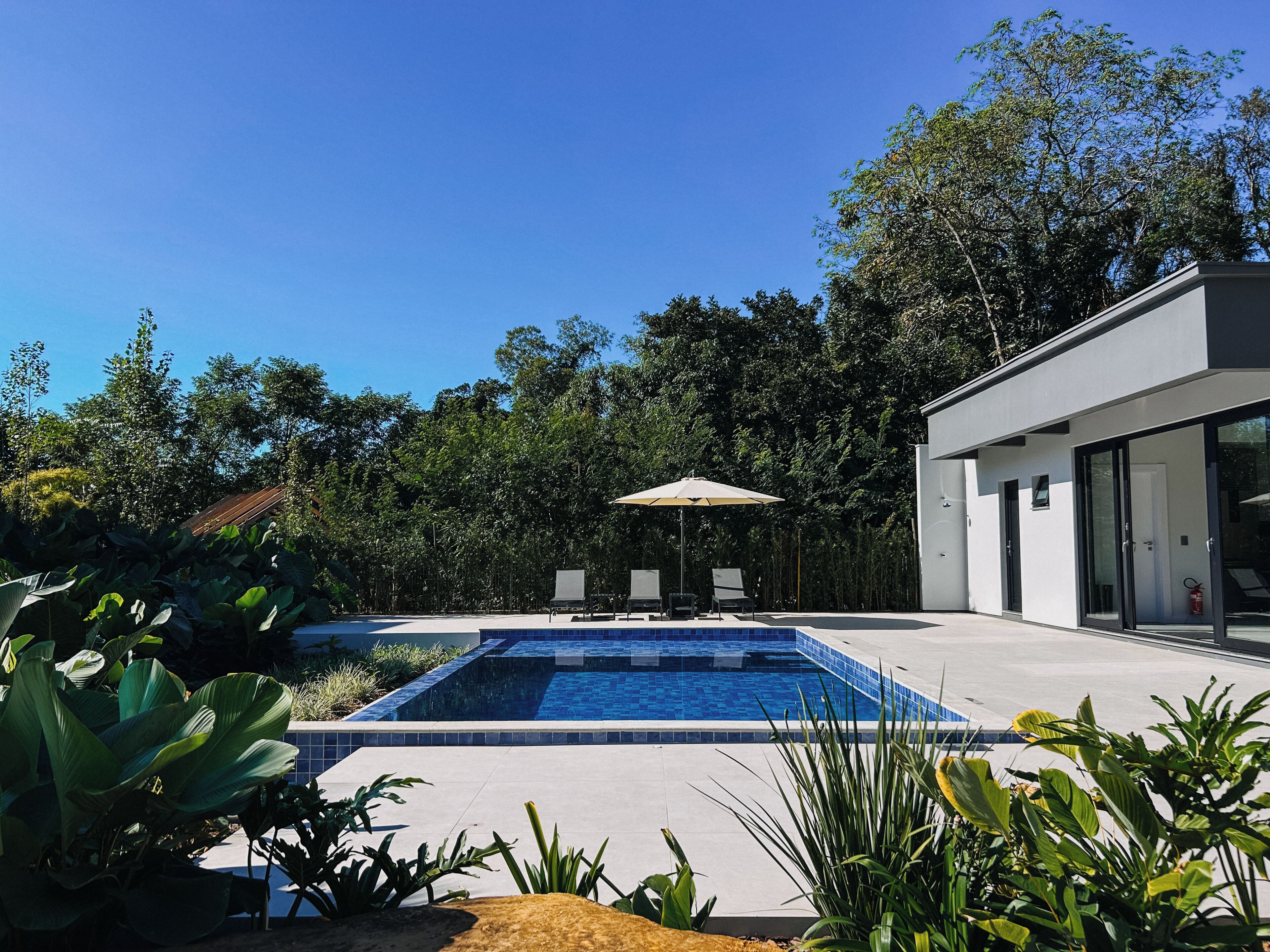 Piscina externa, guarda-sóis, espreguiçadeiras