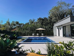 Outdoor pool, pool umbrellas, sun loungers - Zenith Pousada e Bistro (Praia Grande)