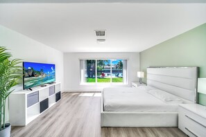 4 habitaciones, escritorio y tabla de planchar con plancha 