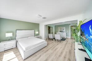 4 soverom, skrivebord, strykejern/-brett og reiseseng for barn