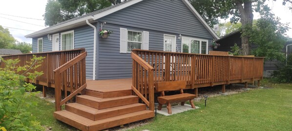 Exterior - Stylish South Beach Cottage –Netflix, Barbeque, WiFi & Outdoor Fire Pit (Gimli)