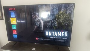 Un televisor muestra la interfaz de Netflix con la serie 'UNTAMED' destacada.
