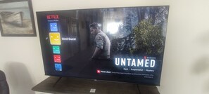 Interior - Stylish South Beach Cottage –Netflix, Barbeque, WiFi & Outdoor Fire Pit (Gimli)