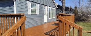 Terrace/patio - Stylish South Beach Cottage –Netflix, Barbeque, WiFi & Outdoor Fire Pit (Gimli)
