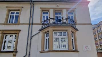 Vista frontal de la propiedad