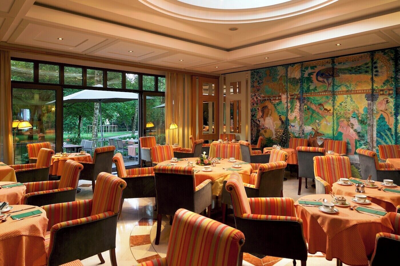 Desayuno buffet diario (EUR 23 por persona)