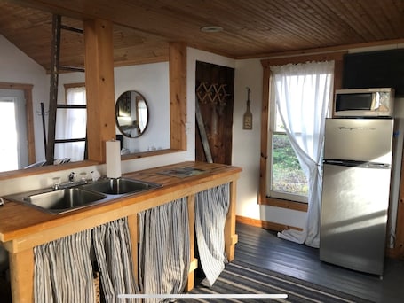 Private kitchen. Hannah's Creek Farm Cottage