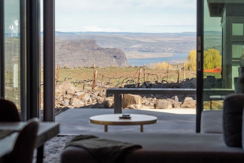 Cozy 1-bed condo at Cave B Winery with WiFi, AC & 10 mins to Gorge Ampitheatre