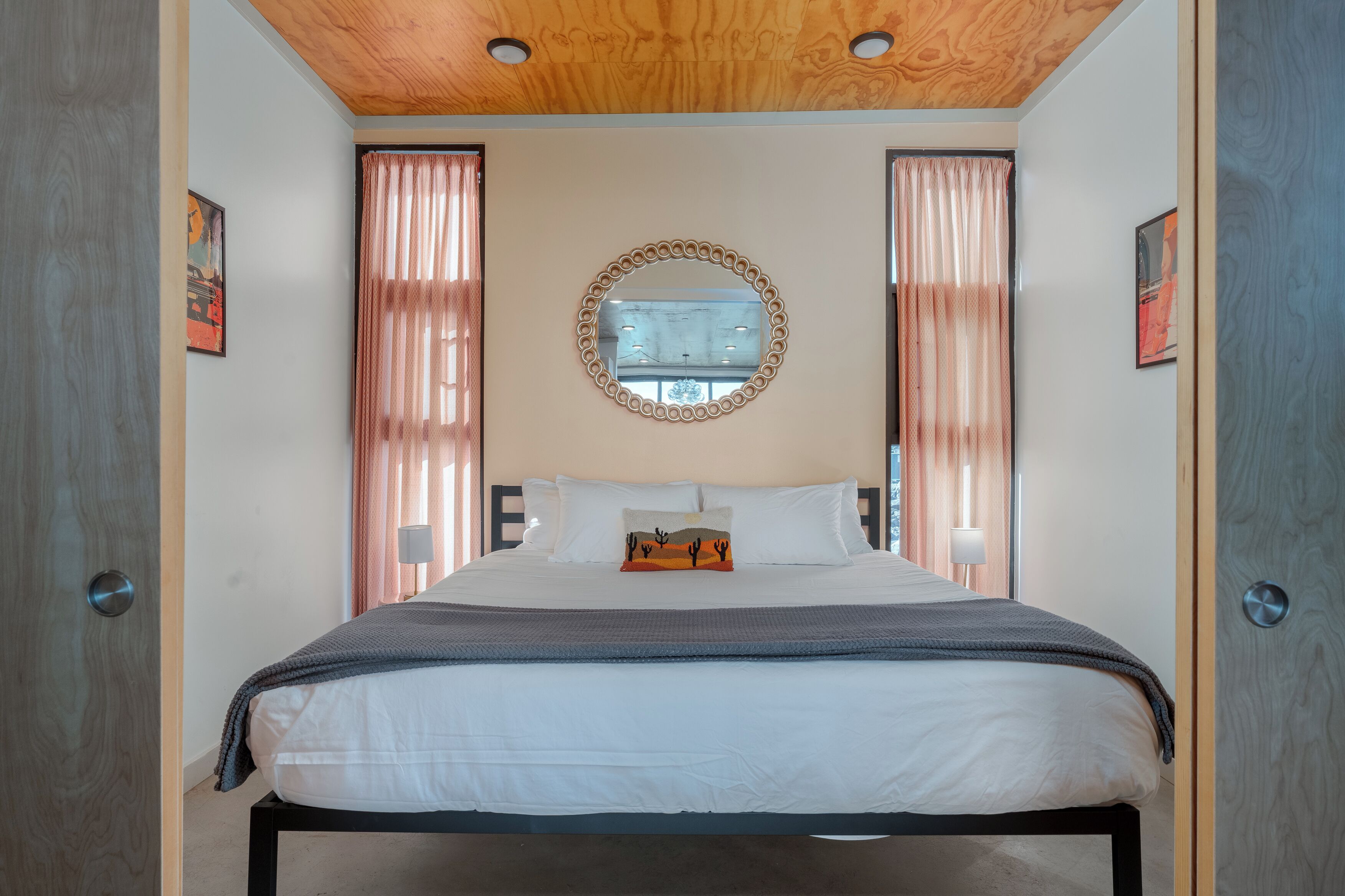 1 chambre, fer et planche à repasser, lit de bébé portatif, Wi-Fi