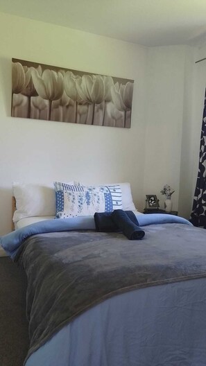 4 habitaciones, tabla de planchar con plancha, wifi y ropa de cama 