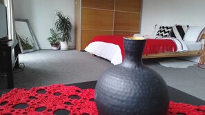 4 habitaciones, tabla de planchar con plancha, wifi y ropa de cama