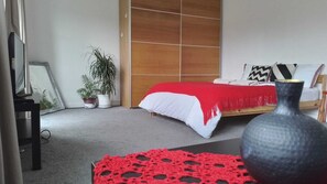 4 habitaciones, tabla de planchar con plancha, wifi y ropa de cama 