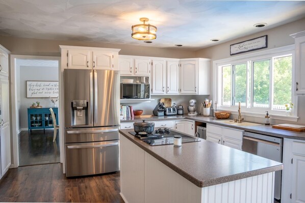 Fridge, microwave, oven, stovetop - The Tudor at Willow Creek - Spacious 4-bedroom house in Little Falls (Little Falls)