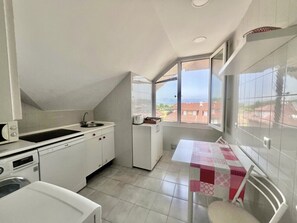 Kühlschrank, Mikrowelle, Wasserkocher mit Kaffee-/Teezubehör, Toaster