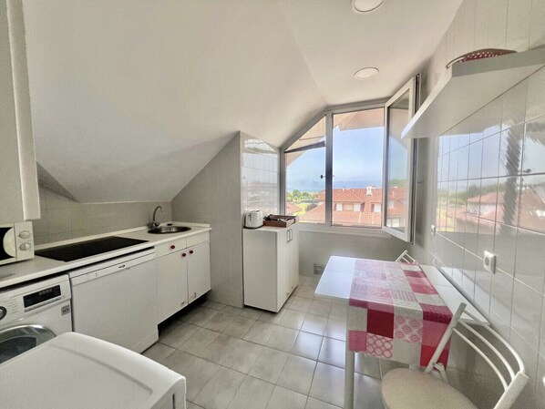 Réfrigérateur, micro-ondes, cafetière/bouilloire, grille-pain