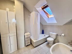 Sèche-cheveux, serviettes fournies