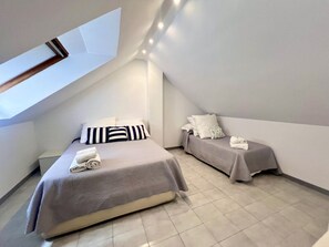 1 habitación, tabla de planchar con plancha y ropa de cama