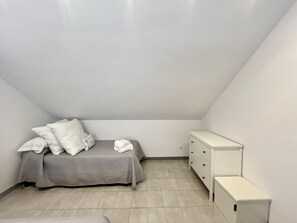 1 室のベッドルーム、アイロン / アイロン台、ベッドシーツ