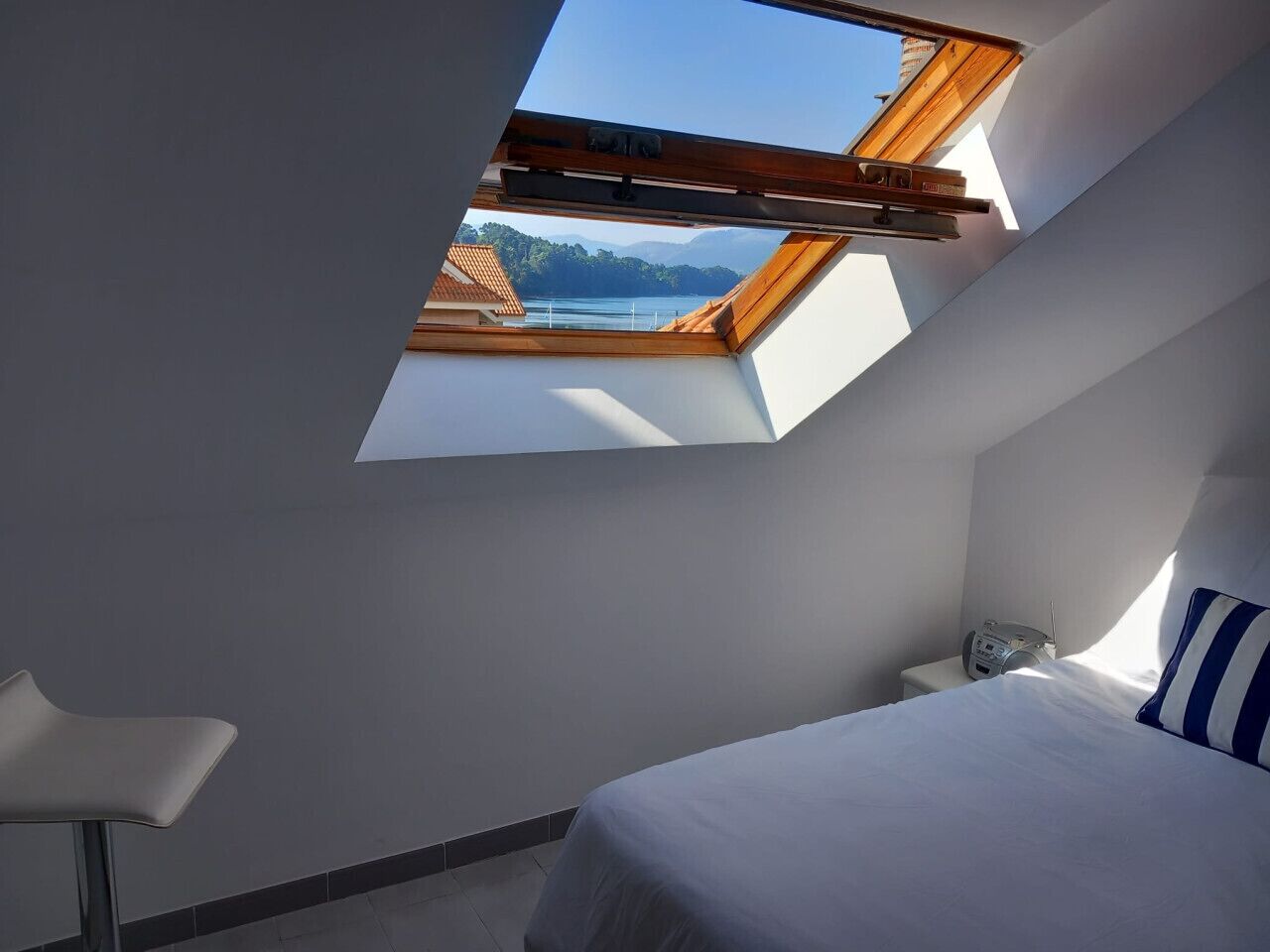 1 slaapkamer, een strijkplank/strijkijzer, beddengoed