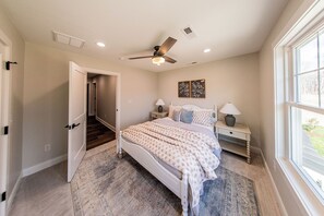 3 bedrooms, iron/ironing board, WiFi, bed sheets - KY Lake townhome in upscale community, minutes from dining & activities! (Grand Rivers)