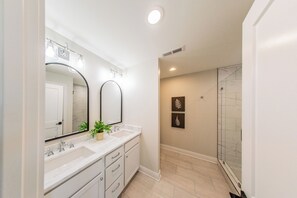 Een haardroger, handdoeken, zeep, toiletpapier